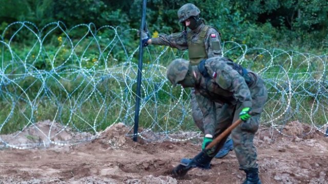 <p>
	&nbsp;Полските военни първоначално изградиха ограда с бодлива тел. <em>Снимка: EPA/Marcin Onufryjuk POLAND OUT</em></p>
