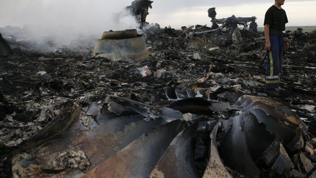 <p>
	Останките от Полет 17 на Malaysia Airlines. <em>Снимка: Ройтерс</em></p>
