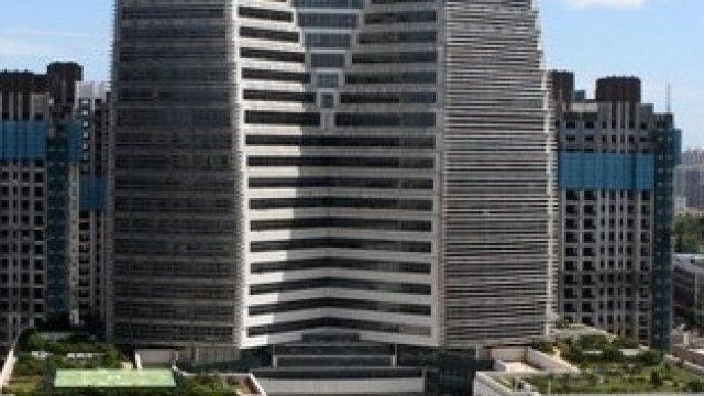 <p>
	Централата на HNA Group в китайския град Хайкоу.&nbsp;<em>Снимка: Ройтерс</em></p>
