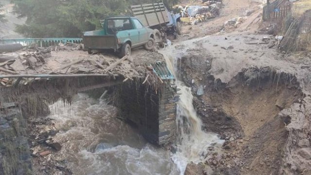 <p>
	В Община Смолян бе обявено бедствено положение заради проливните дъждове, които затвориха пътища в общината. <em>Снимка: БГНЕС</em></p>
