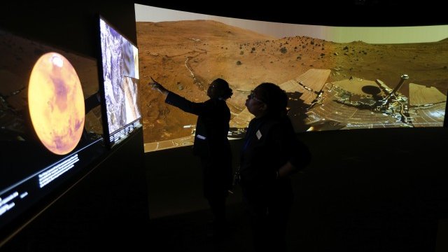 <p>
	NASA вече е набелязала три астероида с широчина от около 10 м всеки. <em>Снимка: Ройтерс</em></p>
