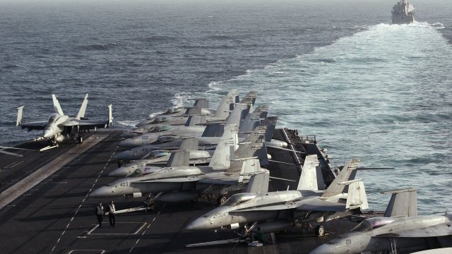 <p>
	<em>Американският самолетоносач USS Abraham Lincoln в Хормузкия проток. Снимка: Ройтерс</em></p>
