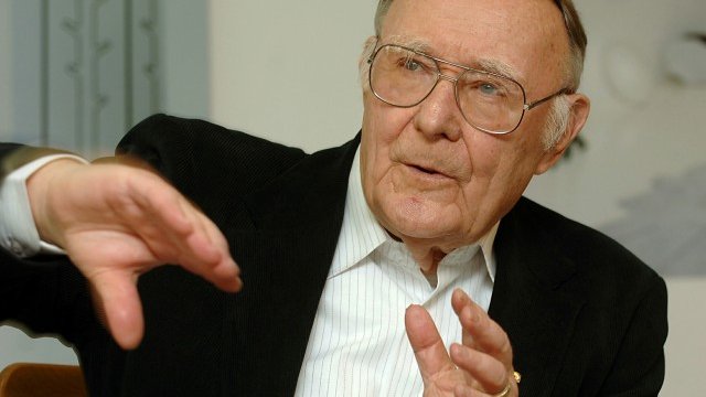 <p>
	85-годишният Кампрад преди шест години. <em>Снимка: Ройтерс</em></p>
