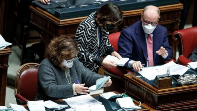 <p>
	Успешният кандидат за прзидент на Италия се нуждае от мнозинство от две трети в който и да е от първите три тура на гласуване и абсолютно мнозинство след това. <em>Снимка: EPA/ROBERTO MONALDO</em></p>
