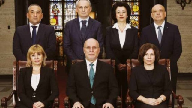 <p>
	Управителен съвет на БНБ.&nbsp;Седнали, от ляво на дясно: Людмила Елкова, Димитър Радев, Елица Николова.<br />
	Прави, от ляво на дясно: Калин Христов, Радослав Миленков, Нина Стоянова, Николай Неновски. <em>Снимка: БНБ</em></p>
