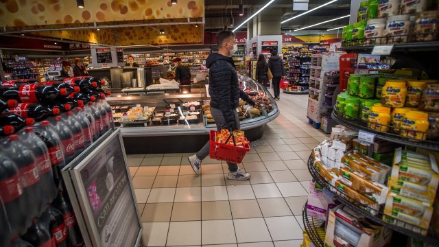 Клиент купува храни в супермаркет CBA в Будапеща. Снимка: EPA/БГНЕС