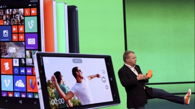 <p>
	Стивън Елъп, който ще стане вицепрезидент на Microsoft, отговарящ за подразделението за хардуер, след като сделката се осъществи напълно, представя новия флагман&nbsp;Nokia Lumia 930.<em> Снимка: Ройтерс</em></p>
