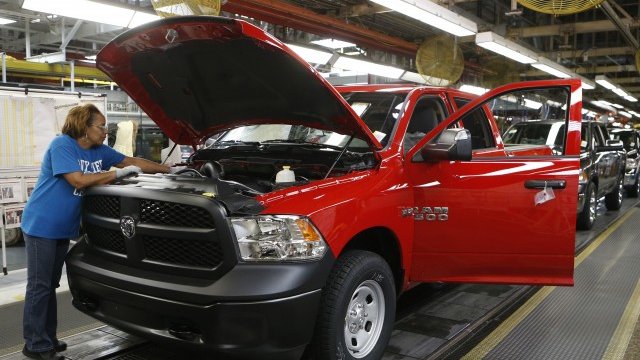 <p>
	Завод на Chrysler Group в Уорън, Мичиган. <em>Снимка: Ройтерс</em></p>
