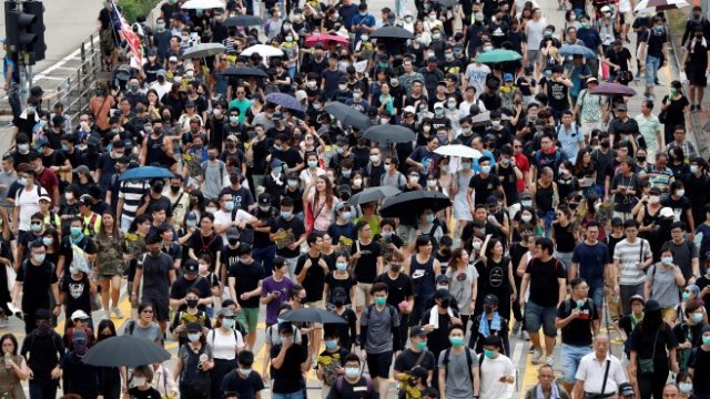 <p>
	Протестиращи в Хонконг срещу законопроекта за екстрадиция в Китай. <em>Снимка: Ройтерс</em></p>
<p>
	&nbsp;</p>
