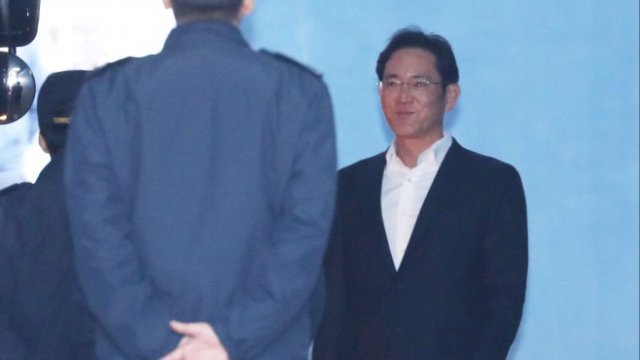 <p>
	Лий Дзие Юн при освобождаването си. <em>Снимка: Ройтерс</em></p>
