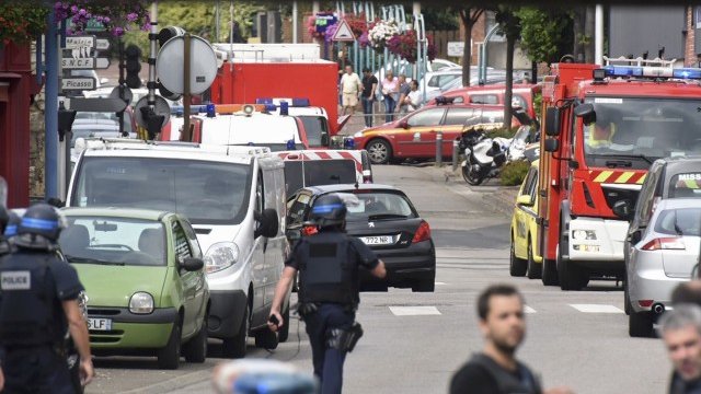 <p>
	Спасителните операции. <em>Снимка: Ройтерс</em></p>
