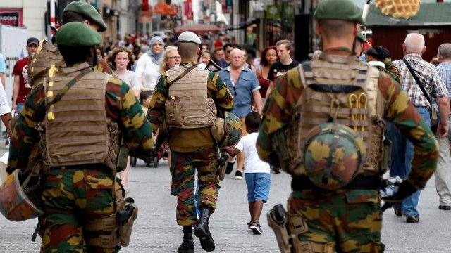 <p>
	Белгийски войници патрулират на площад в Брюксел. <em>Снимка: Ройтерс</em></p>
