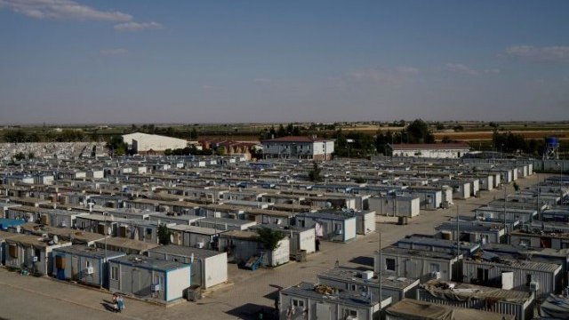 <p>
	Изглед към бежанския лагер Харан в Турция. Около 3 млн. сирийци избягаха в страната заради войната. <em>Снимка: архив, Ройтерс</em></p>
