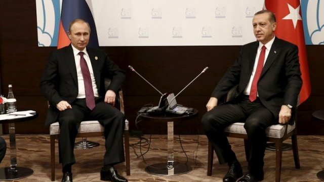 <p>
	Кадър от последната среща на руския президент Владимир Путин и турския Реджеп Тайип Ердоган през ноември 2015 г. в Анталия. <em>Снимка: архив, Ройтерс</em></p>
