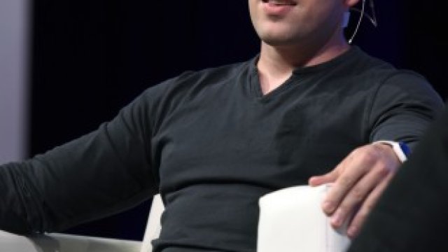 <p>
	Главният изпълнителен директор на Airbnb Браян Чески. <em>Снимка:&nbsp;Michael Short/Bloomberg</em><em>&nbsp;</em></p>
