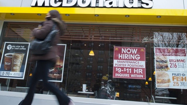 <p style="margin-bottom: 0cm">
	Заведение на McDonalds в Бруклин в Ню Йорк. Снимка: Ройтерс</p>
