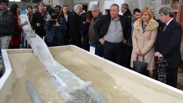 <p>
	Днес беше представен хидравличен модел на преливното съоръжение на язовир &quot;Луда Яна&quot;.<em> Снимка: МРР</em></p>
