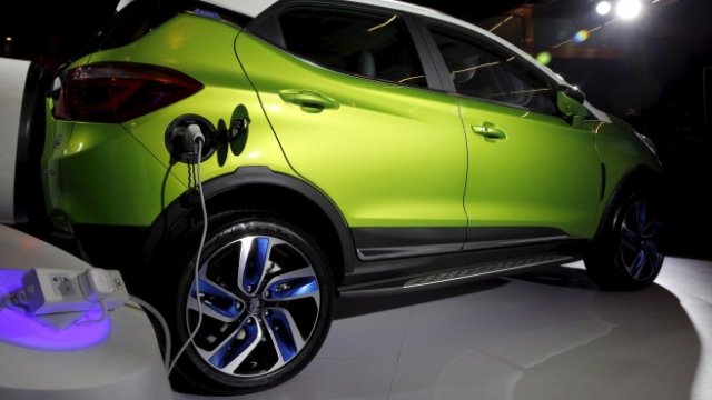 <p>
	Хибридният модел Yuan на BYD, един от най-големите производители на електрически автомобили в Китай. <em>Снимка: Ройтерс</em></p>
