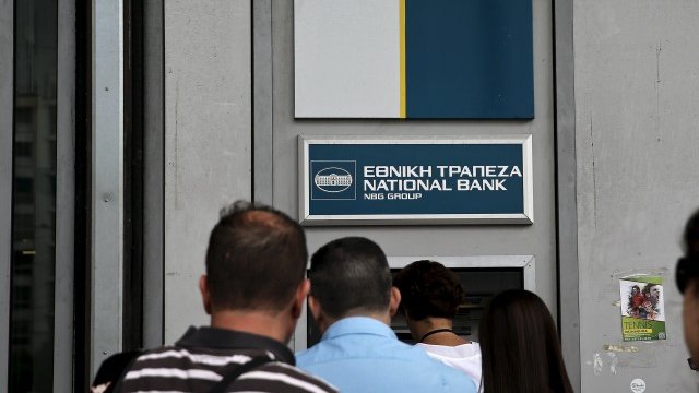 <p>
	Опашка пред банкомат в Атина. <em>Снимка: Ройтерс</em></p>
