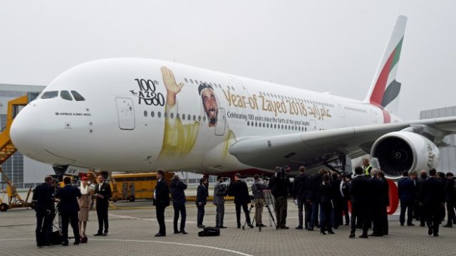 <p>
	100-ият самолет А380 на Emirates. <em>Снимка: Архив Ройтерс</em></p>
