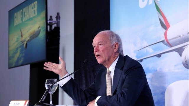 <p>
	<em>Президентът на Emirates Тим Кларк по време на пресконференция в рамките на Dubai Air Show. Снимка: Ройтерс</em></p>
