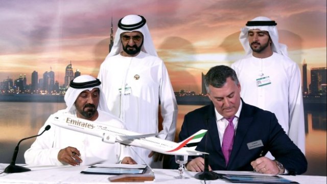 <p>
	<em>Главният изпълнителен директор на Emirates Ахмед бин Саид ал Мактум (вляво) подписва договора с Кевин Макалистър, вицепрезидент и изпълнителен директор на Commercial Airplanes Boeing. Снимка: Ройтерс</em></p>
