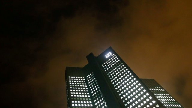 <p>
	Централата на&nbsp;Deutsche Bank във Франкфурт. <em>Снимка: Ройтерс</em></p>
