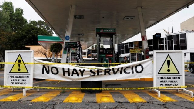 <p>
	Затворена бензиностанция в Мексико сити, Мексико.<em> Снимка: Ройтерс</em></p>
