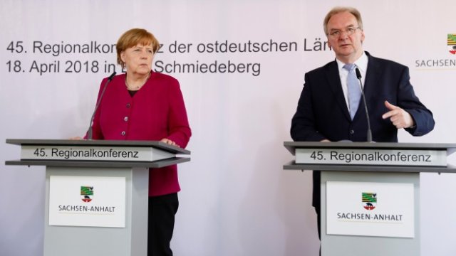 <p>
	Германският канцлер Ангела Меркел и министър-председателят на провинция Саксония-Анхалт Райнер Хазелоф. <em>Снимка: Ройтерс</em></p>
