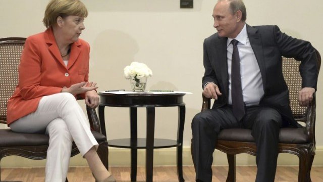 <p>
	Последната среща между германският канцлер Ангела Меркел и руският президент Владимир Путин се състоя на финала на Световното първенство по футбол в Бразилия. <em>Снимка: архив, Ройтерс</em></p>
