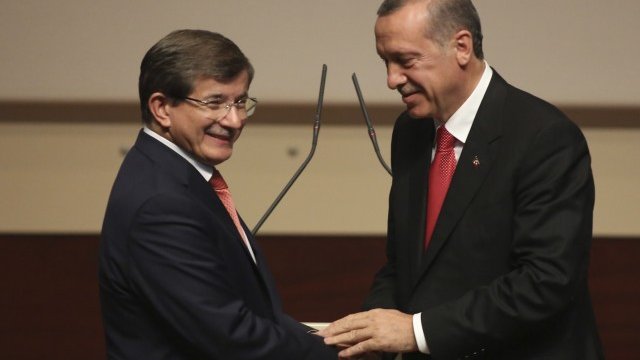 <p>
	Ердоган и Давутоглу (вляво). <em>Снимка: Ройтерс</em></p>
