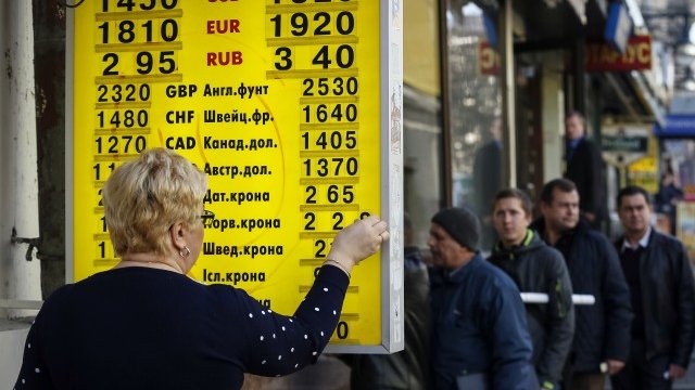 <p>
	Украинската валута загуби почти половината от стойността си спрямо долара през тази година. <em>Снимка: Архив Ройтерс</em></p>
