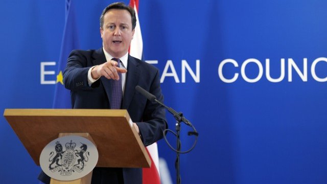 <p>
	С ветото си Камерън спечели одобрението на сънародниците си. <em>Снимка: Ройтерс</em></p>
