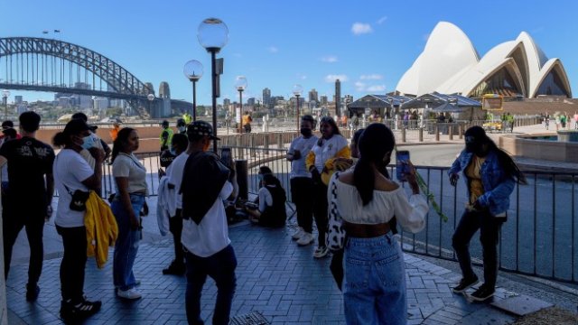 <p>
	<em>Австралийци вече се събират за празненствата за Нова година край Операта в Сидни в очакване на фойерверките. Снимка: EPA/БГНЕС</em></p>
