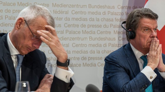 Аксел Леман, председател на Credit Suisse Group AG, вляво, и Колм Келехер, председател на UBS Group AG, по време на пресконференцията в Берн в неделя. Снимка: Pascal Mora/Bloomberg