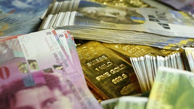 <p>
	В четвъртък швейцарският франк рязко поскъпна, което доведе до поредица от загуби по целия свят. <em>Снимка: Ройтерс</em></p>

