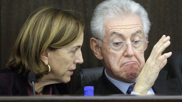 <p>
	Министърът на труда на Италия Елза Форнеро и премиерът Марио Монти по време на пресконференцията, на която бяха представени икономическите мерки. <em>Снимка: Ройтерс</em></p>
