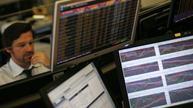 <p>
	Борсата в Лисабон се срина заради политическата криза. <em>Снимка: Ройтерс</em></p>
