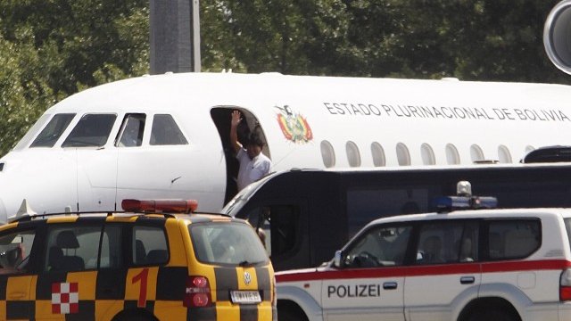 <p>
	Самолетът на боливийския държавен глава престоя принудително на летището във Виена. <em>Снимка: Ройтерс</em></p>
