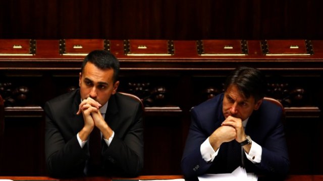 <p>
	Икономическият министър на Италия Луиджи ди Майо и премиерът Джузепе Конте, <em>Снимка: Ройтерс</em></p>
