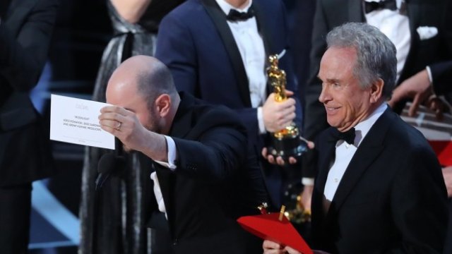 <p>
	Уорън Бийти държи картата, на която е изписано името на &quot;Лунна светлина&quot; като победител в категорията Най-добър филм. Малко преди това актьорът обяви, че победител е &quot;La La Land&quot;.&nbsp;<em>Снимка: Ройтерс</em></p>
