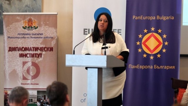 <p>
	Лиляна Павлова на дискусията &quot;Е-вропа между е-стонското и бълг@рското председателство&quot; в &quot;София хотел Балкан&quot;. <em>Снимка: БТА</em></p>
