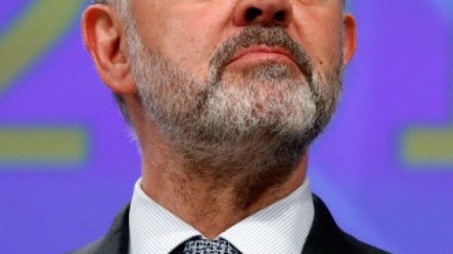 <p>
	Еврокомисарят по икономическите и финансови въпроси Пиер Московиси.&nbsp;<em>Снимка: Ройтерс</em></p>
