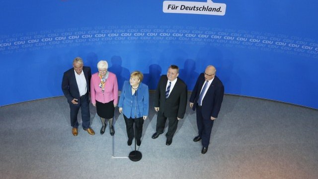 <p>
	Меркел приема овации от привържениците в централата на&nbsp;CDU. <em>Снимка: Ройтерс</em></p>
