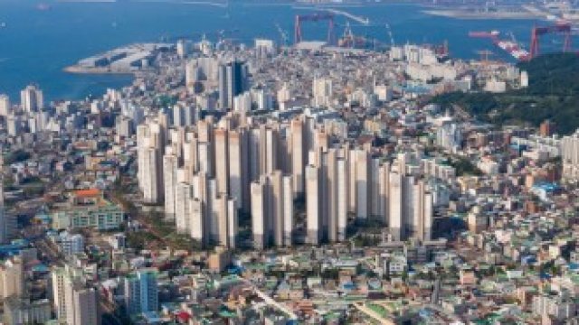 <p>
	Забавянето на жилищните пазари е намалило ръста на развитите икономики с 0,3% между 2017 и 2019 г.&nbsp;<em>Снимка: SeongJoon Cho/Bloomberg</em></p>
