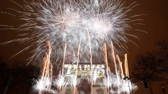 <p>
	Зарята в Париж, 31 декември 2018 г. <em>Снимка: Ройтерс</em></p>
