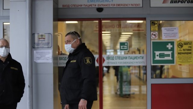 <p>
	Извънредни мерки за сигурност има в &bdquo;Пирогов&rdquo; заради новите случаи на коронавирус. Най-голямата спешна болница в страната ограничи достъпа на пациенти. Те бяха пренасочвани към Военномедицинска академия и Александровска болница. <em>БГНЕС/ГЕРГАНА КОСТАДИНОВА</em></p>
