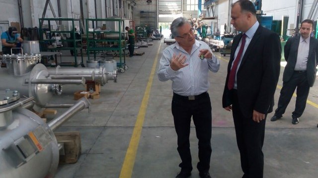 <p style="text-align: justify;">
	Любен Петров по време на посещението в Биомашиностроене АД. <em>Снимка: Министерство на икономиката</em></p>
