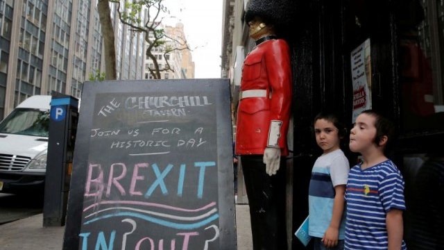 <p>
	Решението може да предизвика емоционална въртележка в цяла Европа, чиито крайни ефекти са невъзможни за предсказване, коментира бившият премиер на Ирландия Джон Брутън. <em>Снимка: Ройтерс</em></p>
