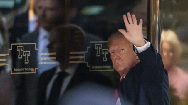 Тръмп на влизане в Trump Tower. Снимка: . EPA/JUSTIN LANE